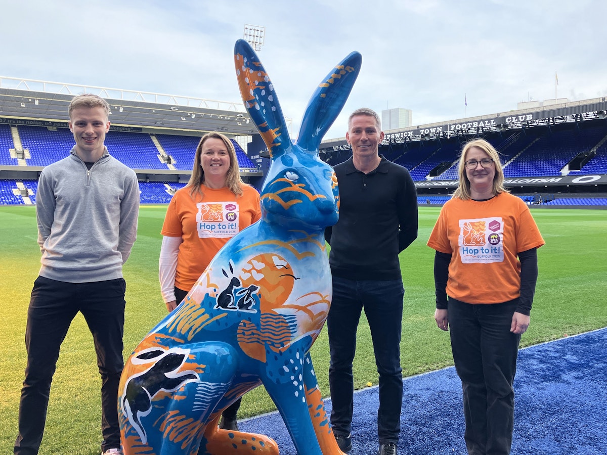 Matt Holland & Seb Norton from ITFC alongside hospice staff and the hare sculpture